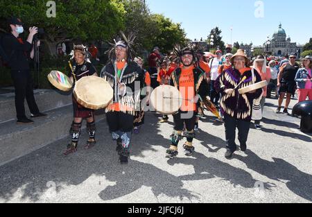 Victoria, British Columbia, Kanada, 1. Juli 2022 - im Binnenhafen in Victoria, British Columbia, Kanada, auf Vancouver Island beginnen die Feierlichkeiten zum Canada Day, während die traditionellen Lekwungen-Tänzer am Freitagmorgen eine Prozession entlang des Causeway-Pfades anführen. Don Denton/Alamy Live News Stockfoto