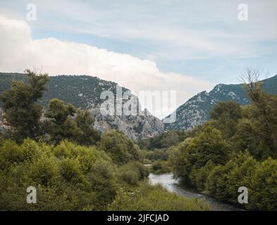 Der Canyon von Demir Kapija, bekannt als „Klisura“. Das Eiserne Tor von Mazedonien, in der Region Vardar, Wein, Tourismus Stockfoto