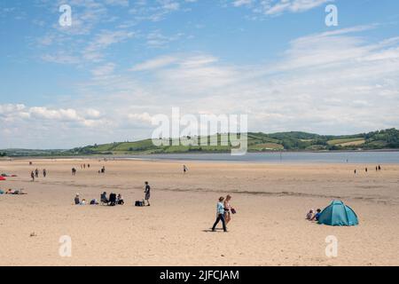 Gesamtansicht von Llansteffan in Carmartheshire, Wales, an einem sonnigen Tag im Sommer. Stockfoto