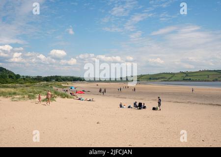 Gesamtansicht von Llansteffan in Carmartheshire, Wales, an einem sonnigen Tag im Sommer. Stockfoto