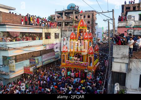 Dhaka, Bangladesch. 02.. Juli 2022. 2. Juli 2022, Dhaka, Dhaka, Bangladesch: Hinduistische Anhänger nehmen am jährlichen Fest Ratha Yatra, Chariot-Fest in Verbindung mit Lord Jagannath Teil, das weltweit gemäß der Hindu-Mythologie in Dhaka, Bangladesch, gefeiert wird. Das Festival beinhaltet einen öffentlichen Umzug mit einem Wagen mit den Gottheiten Jagannath (Vishnu Avatar), Balabhadra (sein Bruder), Subhadra (seine Schwester) und Sudarshana Chakra (seine Waffe) auf einem ratha, einem hölzernen deula-förmigen Wagen. Ratha Yatra ist eine Reise in einem Wagen von Lord Jagannath, begleitet von der jährlich gefeierten Öffentlichkeit. Es zieht über eine Million Hindu an Stockfoto