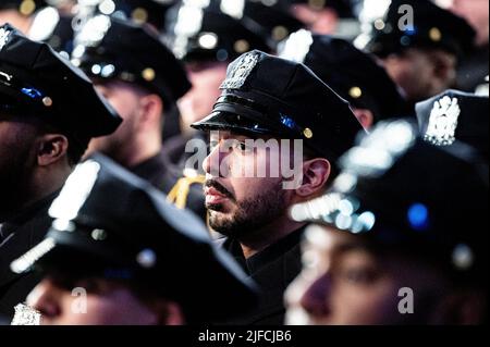 New York, Usa. 01.. Juli 2022. Absolvent der Abschlussfeier der New York City Police Department (NYPD) Police Academy. Kredit: SOPA Images Limited/Alamy Live Nachrichten Stockfoto