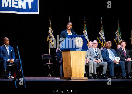 New York, Usa. 01.. Juli 2022. Der New Yorker Polizeikommissar Keechant Sewell spricht bei der Abschlussfeier der New York City Police Department (NYPD) Police Academy. Kredit: SOPA Images Limited/Alamy Live Nachrichten Stockfoto