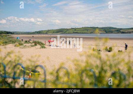 Gesamtansicht von Llansteffan in Carmartheshire, Wales, an einem sonnigen Tag im Sommer. Stockfoto