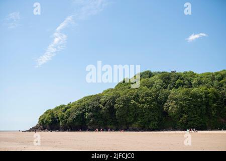 Gesamtansicht von Llansteffan in Carmartheshire, Wales, an einem sonnigen Tag im Sommer. Stockfoto