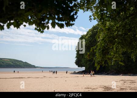 Gesamtansicht von Llansteffan in Carmartheshire, Wales, an einem sonnigen Tag im Sommer. Stockfoto