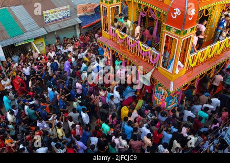 Dhaka, Bangladesch. 02.. Juli 2022. 2. Juli 2022, Dhaka, Dhaka, Bangladesch: Hinduistische Anhänger nehmen am jährlichen Fest Ratha Yatra, Chariot-Fest in Verbindung mit Lord Jagannath Teil, das weltweit gemäß der Hindu-Mythologie in Dhaka, Bangladesch, gefeiert wird. Das Festival beinhaltet einen öffentlichen Umzug mit einem Wagen mit den Gottheiten Jagannath (Vishnu Avatar), Balabhadra (sein Bruder), Subhadra (seine Schwester) und Sudarshana Chakra (seine Waffe) auf einem ratha, einem hölzernen deula-förmigen Wagen. Ratha Yatra ist eine Reise in einem Wagen von Lord Jagannath, begleitet von der jährlich gefeierten Öffentlichkeit. Es zieht über eine Million Hindu an Stockfoto