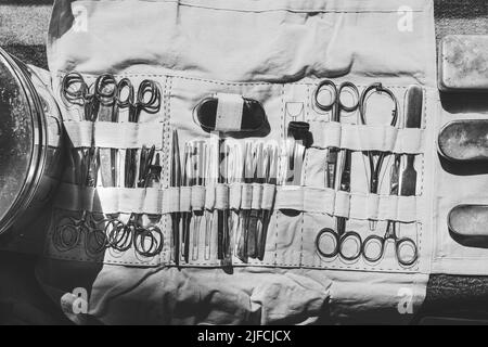 Alte Medizinische Und Chirurgische Instrumente. Viele Chirurgische Instrumente Für Die Chirurgie. Alte Verschiedene Metallische Medizinische Instrumente Objekte. Retro-Edelstahl-Op Stockfoto