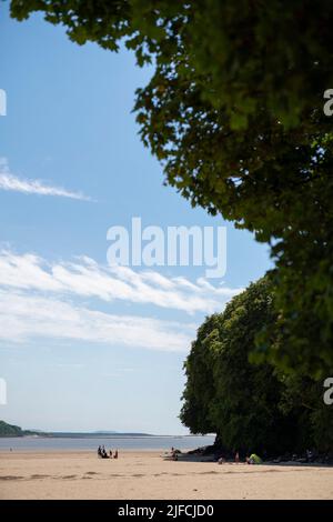 Gesamtansicht von Llansteffan in Carmartheshire, Wales, an einem sonnigen Tag im Sommer. Stockfoto