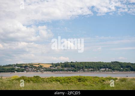 Gesamtansicht von Ferryside von Llansteffan in Carmartheshire, Wales, an einem sonnigen Tag im Sommer. Stockfoto