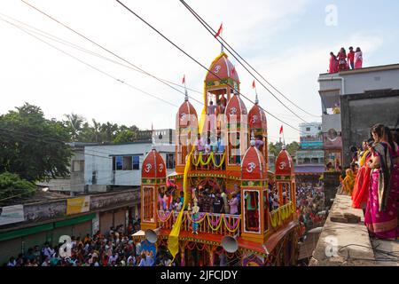 Dhaka, Bangladesch. 02.. Juli 2022. 2. Juli 2022, Dhaka, Dhaka, Bangladesch: Hinduistische Anhänger nehmen am jährlichen Fest Ratha Yatra, Chariot-Fest in Verbindung mit Lord Jagannath Teil, das weltweit gemäß der Hindu-Mythologie in Dhaka, Bangladesch, gefeiert wird. Das Festival beinhaltet einen öffentlichen Umzug mit einem Wagen mit den Gottheiten Jagannath (Vishnu Avatar), Balabhadra (sein Bruder), Subhadra (seine Schwester) und Sudarshana Chakra (seine Waffe) auf einem ratha, einem hölzernen deula-förmigen Wagen. Ratha Yatra ist eine Reise in einem Wagen von Lord Jagannath, begleitet von der jährlich gefeierten Öffentlichkeit. Es zieht über eine Million Hindu an Stockfoto