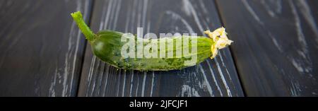 Grüne Gurke auf einem Holztisch Stockfoto