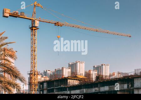 Baukran ist an der Entwicklung EINES neuen mehrstöckigen beteiligt Wohngebäude Stockfoto