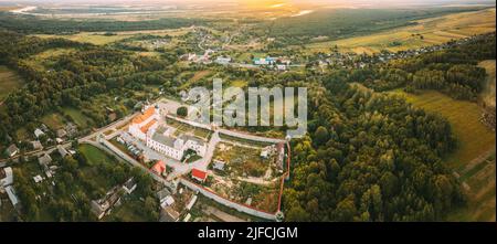 Luftaufnahme Des Jesuit Collegium Komplexes. Draufsicht Auf Die Heilige Geburt - Das Kloster Von Theotokos Yurovichi. Drohne Blick Auf Die Schöne Europäische Natur Aus Stockfoto
