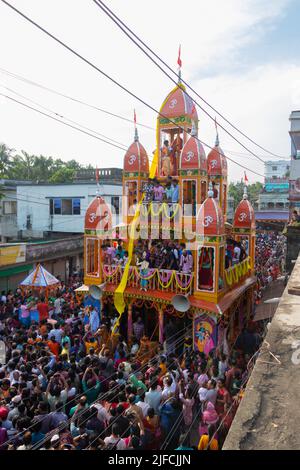 Dhaka, Bangladesch. 02.. Juli 2022. 2. Juli 2022, Dhaka, Dhaka, Bangladesch: Hinduistische Anhänger nehmen am jährlichen Fest Ratha Yatra, Chariot-Fest in Verbindung mit Lord Jagannath Teil, das weltweit gemäß der Hindu-Mythologie in Dhaka, Bangladesch, gefeiert wird. Das Festival beinhaltet einen öffentlichen Umzug mit einem Wagen mit den Gottheiten Jagannath (Vishnu Avatar), Balabhadra (sein Bruder), Subhadra (seine Schwester) und Sudarshana Chakra (seine Waffe) auf einem ratha, einem hölzernen deula-förmigen Wagen. Ratha Yatra ist eine Reise in einem Wagen von Lord Jagannath, begleitet von der jährlich gefeierten Öffentlichkeit. Es zieht über eine Million Hindu an Stockfoto