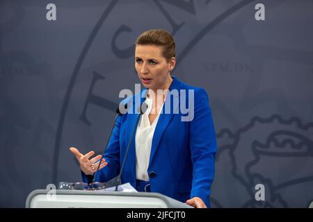 KOPENHAGEN, DÄNEMARK - 01. JULI 2022: Die dänische Premierministerin Mette Frederiksen während der Pressekonferenz im Staatsministerium in Kopenhagen, wher Stockfoto