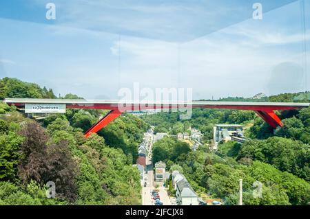 LUXEMBURG - 19. Juni 2022: Ansicht der Großherzogin Charlotte Brücke in Luxemburg Stockfoto