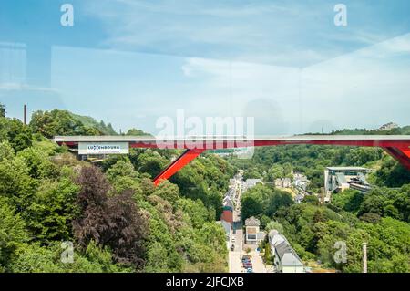 LUXEMBURG - 19. Juni 2022: Ansicht der Großherzogin Charlotte Brücke in Luxemburg Stockfoto