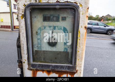 LLANRUG, WALES – MAI 10 2021: Detail der verdarften Avery-Hardoll-Benzingaspumpe, die in Gallonen verkauft wird. Stockfoto