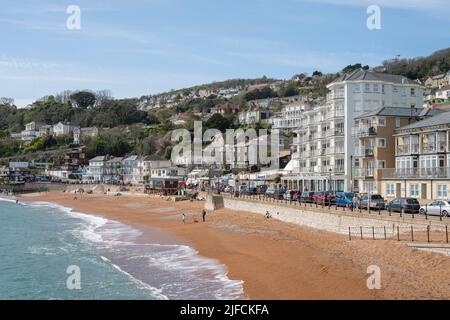 Allgemeiner Blick auf den Strand und die Küste in Ventnor auf der Isle of Wight an einem sonnigen Sommertag. Stockfoto