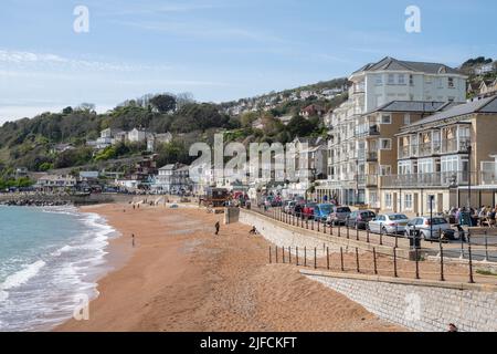 Allgemeiner Blick auf den Strand und die Küste in Ventnor auf der Isle of Wight an einem sonnigen Sommertag. Stockfoto