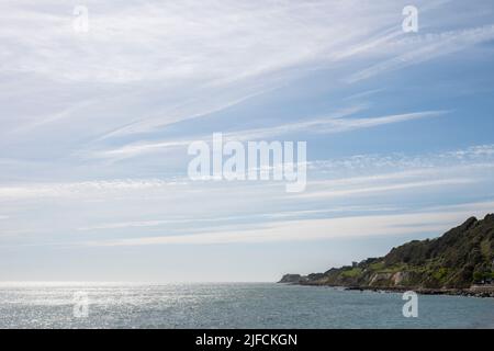 Allgemeiner Blick auf den Strand und die Küste in Ventnor auf der Isle of Wight an einem sonnigen Sommertag. Stockfoto