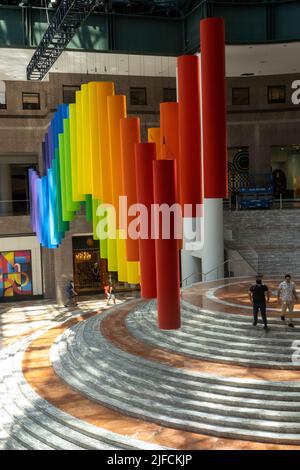 Colourful Pride Month suspendierte Kunstinstallation im Winter Garden am Brookfield Place, New York City, USA 2022 Stockfoto