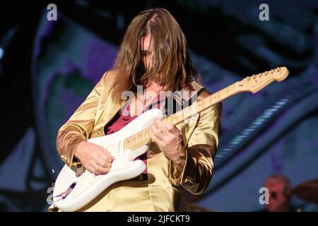 Madrid, Spanien. 01.. Juli 2022. Juan Esteban Aristizábal, künstlerisch bekannt als Juanes, tritt bei den Botanischen Nächten in Madrid auf. Der kolumbianische Sänger, der kürzlich den Grammy für das beste Latin-Rock-Album gewonnen hat, begann seine letzte Tournee am 30.. Juni in Murcia mit 'Origenes', die ihn im nächsten Monat Juli durch mehrere europäische Länder führen wird. Der Künstler hat kürzlich den 20.. Geburtstag des Albums gefeiert, das, wie er sagt, „sein Leben für immer verändert hat“. Kredit: SOPA Images Limited/Alamy Live Nachrichten Stockfoto