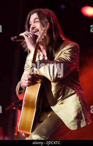 Madrid, Spanien. 01.. Juli 2022. Juan Esteban Aristizábal, künstlerisch bekannt als Juanes, tritt bei den Botanischen Nächten in Madrid auf. Der kolumbianische Sänger, der kürzlich den Grammy für das beste Latin-Rock-Album gewonnen hat, begann seine letzte Tournee am 30.. Juni in Murcia mit 'Origenes', die ihn im nächsten Monat Juli durch mehrere europäische Länder führen wird. Der Künstler hat kürzlich den 20.. Geburtstag des Albums gefeiert, das, wie er sagt, „sein Leben für immer verändert hat“. Kredit: SOPA Images Limited/Alamy Live Nachrichten Stockfoto