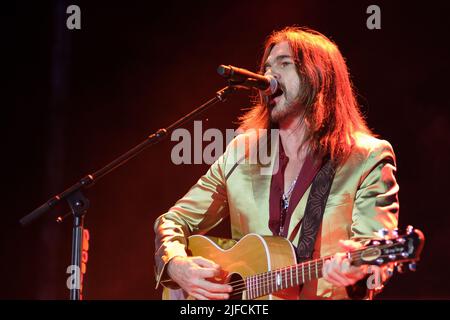 Madrid, Spanien. 01.. Juli 2022. Juan Esteban Aristizábal, künstlerisch bekannt als Juanes, tritt bei den Botanischen Nächten in Madrid auf. Der kolumbianische Sänger, der kürzlich den Grammy für das beste Latin-Rock-Album gewonnen hat, begann seine letzte Tournee am 30.. Juni in Murcia mit 'Origenes', die ihn im nächsten Monat Juli durch mehrere europäische Länder führen wird. Der Künstler hat kürzlich den 20.. Geburtstag des Albums gefeiert, das, wie er sagt, „sein Leben für immer verändert hat“. Kredit: SOPA Images Limited/Alamy Live Nachrichten Stockfoto