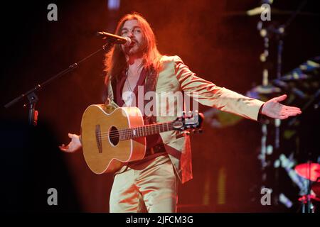 Madrid, Spanien. 01.. Juli 2022. Juan Esteban Aristizábal, künstlerisch bekannt als Juanes, tritt bei den Botanischen Nächten in Madrid auf. Der kolumbianische Sänger, der kürzlich den Grammy für das beste Latin-Rock-Album gewonnen hat, begann seine letzte Tournee am 30.. Juni in Murcia mit 'Origenes', die ihn im nächsten Monat Juli durch mehrere europäische Länder führen wird. Der Künstler hat kürzlich den 20.. Geburtstag des Albums gefeiert, das, wie er sagt, „sein Leben für immer verändert hat“. (Foto: Atilano Garcia/SOPA Images/Sipa USA) Quelle: SIPA USA/Alamy Live News Stockfoto