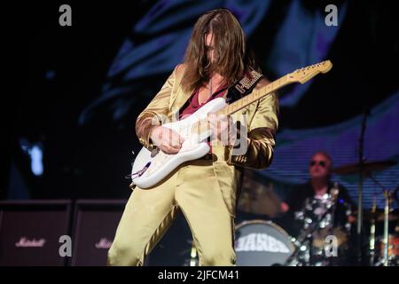 Madrid, Spanien. 01.. Juli 2022. Juan Esteban Aristizábal, künstlerisch bekannt als Juanes, tritt bei den Botanischen Nächten in Madrid auf. Der kolumbianische Sänger, der kürzlich den Grammy für das beste Latin-Rock-Album gewonnen hat, begann seine letzte Tournee am 30.. Juni in Murcia mit 'Origenes', die ihn im nächsten Monat Juli durch mehrere europäische Länder führen wird. Der Künstler hat kürzlich den 20.. Geburtstag des Albums gefeiert, das, wie er sagt, „sein Leben für immer verändert hat“. (Foto: Atilano Garcia/SOPA Images/Sipa USA) Quelle: SIPA USA/Alamy Live News Stockfoto