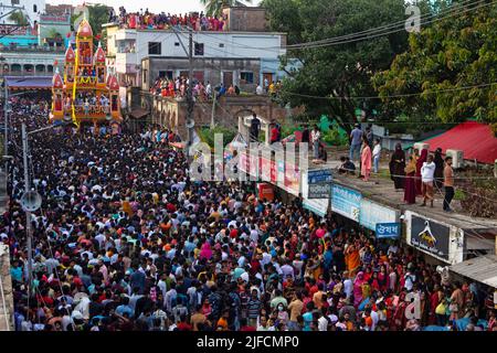 Dhaka, Bangladesch. 02.. Juli 2022. 2. Juli 2022, Dhaka, Dhaka, Bangladesch: Hinduistische Anhänger nehmen am jährlichen Fest Ratha Yatra, Chariot-Fest in Verbindung mit Lord Jagannath Teil, das weltweit gemäß der Hindu-Mythologie in Dhaka, Bangladesch, gefeiert wird. Das Festival beinhaltet einen öffentlichen Umzug mit einem Wagen mit den Gottheiten Jagannath (Vishnu Avatar), Balabhadra (sein Bruder), Subhadra (seine Schwester) und Sudarshana Chakra (seine Waffe) auf einem ratha, einem hölzernen deula-förmigen Wagen. Ratha Yatra ist eine Reise in einem Wagen von Lord Jagannath, begleitet von der jährlich gefeierten Öffentlichkeit. Es zieht über eine Million Hindu an Stockfoto