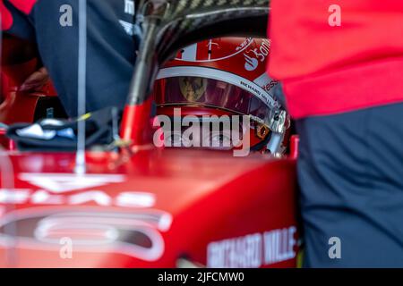 Silverstone, Großbritannien, 01.. Juli 2022, Charles Leclerc aus Monaco tritt für die Scuderia Ferrari an. Training, Runde 10 der Formel-1-Meisterschaft 2022. Kredit: Michael Potts/Alamy Live Nachrichten Stockfoto