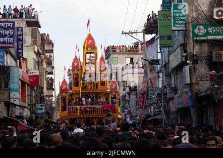 Dhaka, Bangladesch. 02.. Juli 2022. 2. Juli 2022, Dhaka, Dhaka, Bangladesch: Hinduistische Anhänger nehmen am jährlichen Fest Ratha Yatra, Chariot-Fest in Verbindung mit Lord Jagannath Teil, das weltweit gemäß der Hindu-Mythologie in Dhaka, Bangladesch, gefeiert wird. Das Festival beinhaltet einen öffentlichen Umzug mit einem Wagen mit den Gottheiten Jagannath (Vishnu Avatar), Balabhadra (sein Bruder), Subhadra (seine Schwester) und Sudarshana Chakra (seine Waffe) auf einem ratha, einem hölzernen deula-förmigen Wagen. Ratha Yatra ist eine Reise in einem Wagen von Lord Jagannath, begleitet von der jährlich gefeierten Öffentlichkeit. Es zieht über eine Million Hindu an Stockfoto