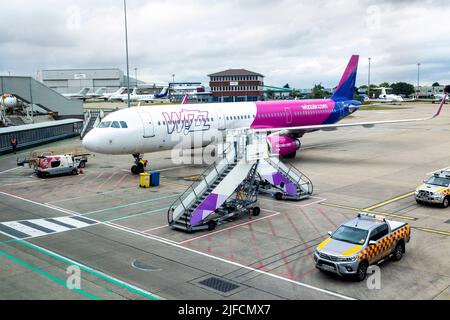 Wizz Air-Flugzeug auf dem Asphalt am Flughafen Luton, Luton, London, Großbritannien Stockfoto