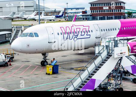 Wizz Air-Flugzeug auf dem Asphalt am Flughafen Luton, Luton, London, Großbritannien Stockfoto