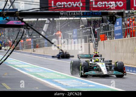 Silverstone, Großbritannien, 01.. Juli 2022, Lewis Hamilton aus Großbritannien tritt für Mercedes AMG an. Training, Runde 10 der Formel-1-Meisterschaft 2022. Kredit: Michael Potts/Alamy Live Nachrichten Stockfoto