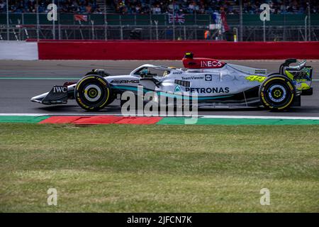 Silverstone, Großbritannien, 01.. Juli 2022, Lewis Hamilton aus Großbritannien tritt für Mercedes AMG an. Training, Runde 10 der Formel-1-Meisterschaft 2022. Kredit: Michael Potts/Alamy Live Nachrichten Stockfoto