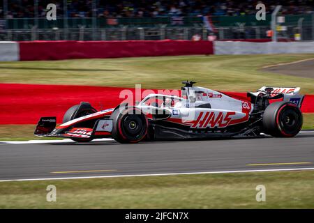 Silverstone, Großbritannien, 01.. Juli 2022, Kevin Magnussen, aus Dänemark, tritt für Haas F1 an. Training, Runde 10 der Formel-1-Meisterschaft 2022. Kredit: Michael Potts/Alamy Live Nachrichten Stockfoto