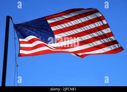 Amerikanische Flagge, die auf einem Fahnenmast fliegt - Washington DC, USA Stockfoto