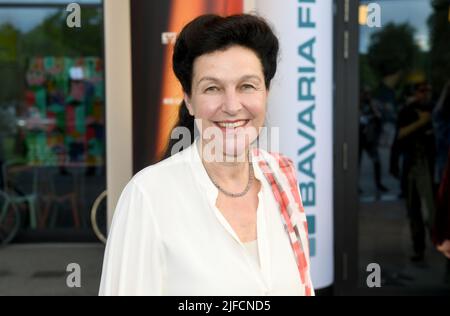 München, Deutschland. 01.. Juli 2022. Bettina Reitz, Präsidentin der Hochschule für Fernsehen und Film München, zeigt ihr Gesicht bei der Preisverleihung des Neuen Deutschen Kinopreises. Mehr als zehn Filme sind in den Kategorien Regie, Produktion, Drehbuch und Schauspiel nominiert. Quelle: Felix Hörhager/dpa/Alamy Live News Stockfoto