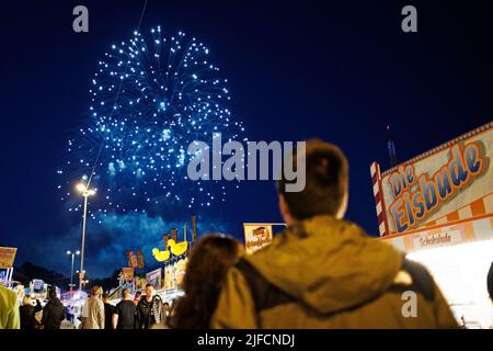 Hannover, Deutschland. 01.. Juli 2022. Besucher des Schützenfestes beobachten das Feuerwerk auf dem Schützenplatz zur Eröffnung des Festivals. Nach einer zweijährigen Pause aufgrund der Corona findet vom 01. Bis 10. Juli wieder das Schützenfest Hannover auf dem Schützenplatz statt. Kredit: Michael Matthey/dpa/Alamy Live Nachrichten Stockfoto