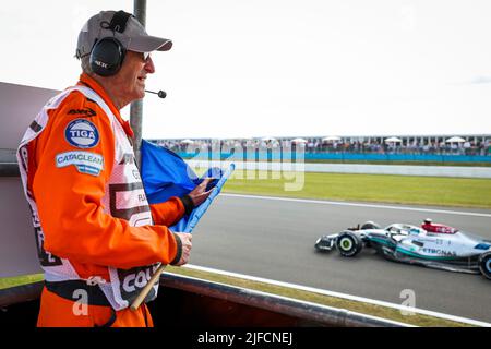 Silverstone, Großbritannien. 1.. Juli 2022. Marschall mit blauer Flagge, F1 Grand Prix von Großbritannien auf dem Silverstone Circuit am 1. Juli 2022 in Silverstone, Großbritannien. (Foto von HIGH TWO) Quelle: dpa/Alamy Live News Stockfoto