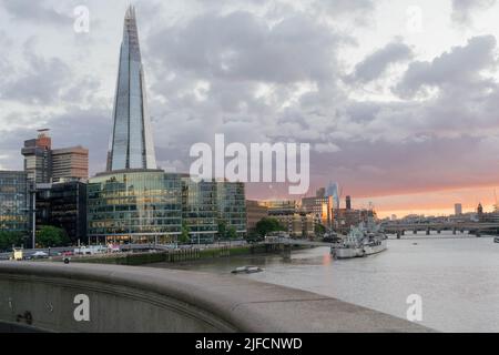 London, 1.. Juli 2022. Wetter in Großbritannien. Goldener Sonnenuntergang ​in einer sonnigen Sommerstadt in London. Quelle: Xiu Bao/Alamy Live News Stockfoto