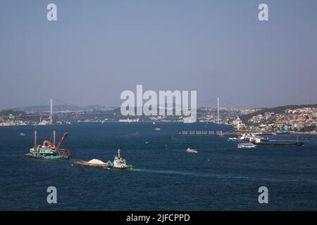 Seeverkehr auf dem Bosporus, Istanbul, Türkei. Stockfoto