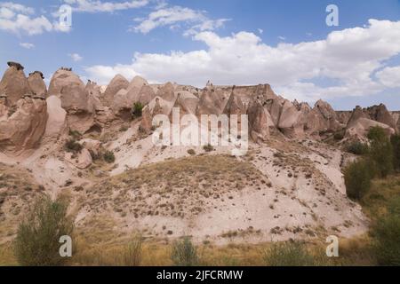 Sockel- und kegelförmige erodierte vulkanische Aschefelsen im Kameltal, Region Kappadokien, Türkei. Stockfoto