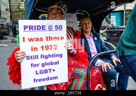 London, Großbritannien. 1.. Juli 2022. Veteranen der Gay Liberation Front (GLF) begehen den 50.. Jahrestag des ersten britischen Pride march 1972, indem sie ihre Schritte von Charing Cross zum Hyde Park zurückverfolgen. Der gedenkmarsch soll die Wurzeln von Pride als Protest und als Feier der LGBT+-Rechte zurückerobern, im Gegensatz zur Entpolitisierung und Kommerzialisierung von Pride in London, und zur Befreiung von LGBT+ sowohl in Großbritannien als auch weltweit aufrufen. Kredit: Mark Kerrison/Alamy Live Nachrichten Stockfoto