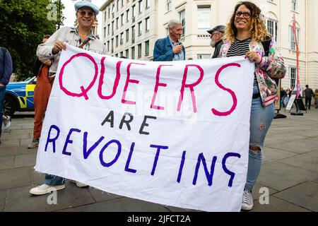 London, Großbritannien. 1.. Juli 2022. LGBT+-Aktivisten schließen sich Veteranen der Gay Liberation Front (GLF) an, darunter Peter Tatchell, um den 50.. Jahrestag des ersten britischen Pride march 1972 zu begehen und ihre Schritte vom Charing Cross zum Hyde Park zu verfolgen. Der gedenkmarsch soll die Wurzeln von Pride als Protest und als Feier der LGBT+-Rechte zurückerobern, im Gegensatz zur Entpolitisierung und Kommerzialisierung von Pride in London, und zur Befreiung von LGBT+ sowohl in Großbritannien als auch weltweit aufrufen. Kredit: Mark Kerrison/Alamy Live Nachrichten Stockfoto