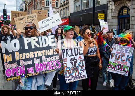 London, Großbritannien. 1.. Juli 2022. Aktivisten der Bewegung für Gerechtigkeit schließen sich Veteranen der Gay Liberation Front (GLF) an, darunter Peter Tatchell, um den 50.. Jahrestag des ersten britischen Pride march 1972 zu begehen und ihre Schritte vom Charing Cross zum Hyde Park zu verfolgen. Der gedenkmarsch soll die Wurzeln von Pride als Protest und als Feier der LGBT+-Rechte zurückerobern, im Gegensatz zur Entpolitisierung und Kommerzialisierung von Pride in London, und zur Befreiung von LGBT+ sowohl in Großbritannien als auch weltweit aufrufen. Kredit: Mark Kerrison/Alamy Live Nachrichten Stockfoto